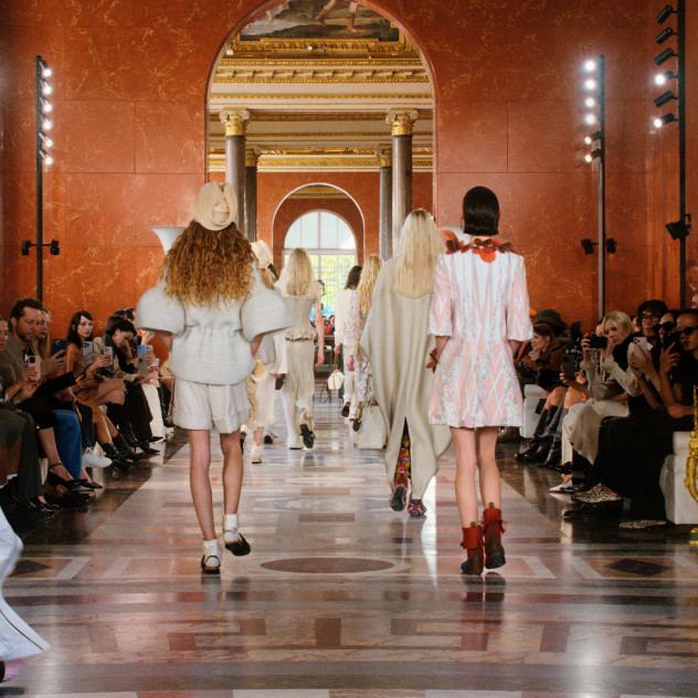 8 τάσεις στα flat shoes που θα ξεπεράσουν ακόμα και τα πιο elegant ψηλοτάκουνα