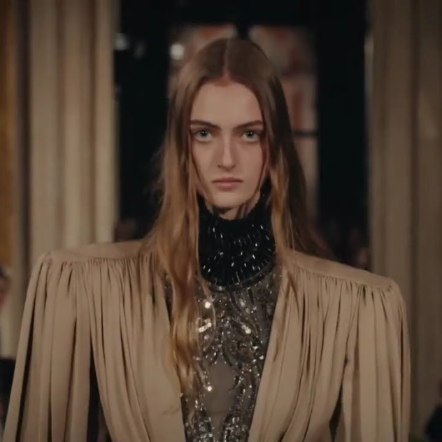 Ο Alessandro Michele επανεξέτασε τη μεγαλοπρέπεια του οίκου Valentino μέσα από τη συλλογή του με τίτλο Interferenze