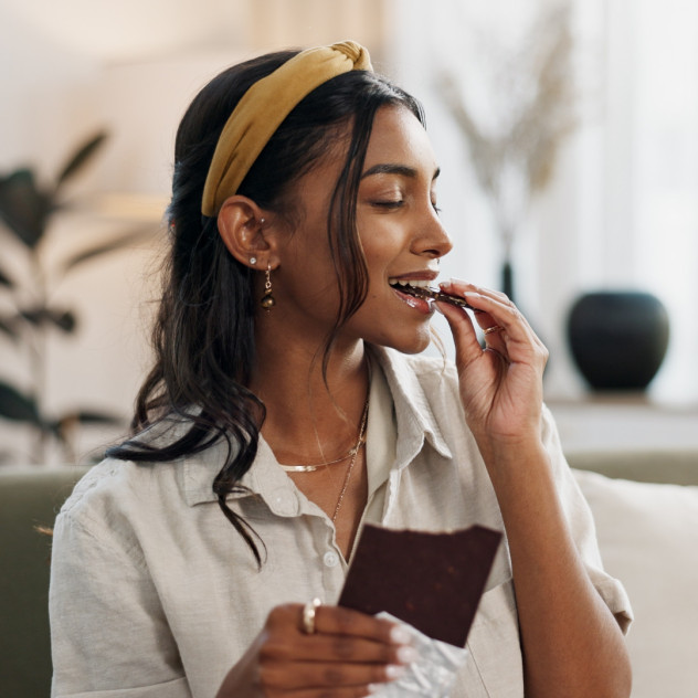 Έμμηνος ρύση και λιγούρα: Γιατί αυξάνεται η όρεξή μας και πώς μπορούμε να τη διαχειριστούμε σωστά