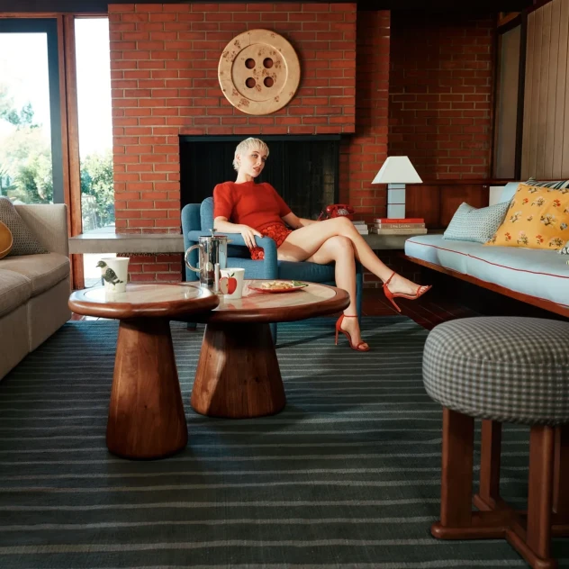 Η Emma Chamberlain μας ξεναγεί στο σπίτι της και μας φανερώνει την αισθητική της Gen Z