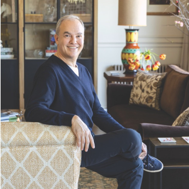 Ο Μάρκος Μαχαιρόπουλος μας υποδέχεται στο υπέροχο, γεμάτο φως σπίτι του στην Αθήνα