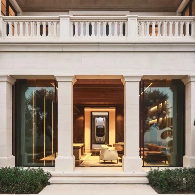 Μια πολυτελής κατοικία στην Καλιφόρνια, στο σαλόνι της οποίας κρέμεται μια vintage Porsche