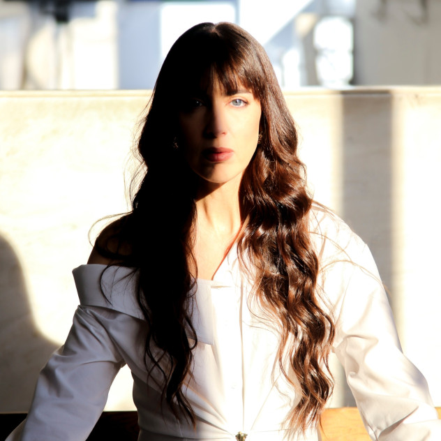 SKG Stories: Η Nayra ετοιμάζεται για την πολυαναμενόμενη επιστροφή της στη σκηνή και μας μιλά για τα «παράδοξα» της μουσικής της