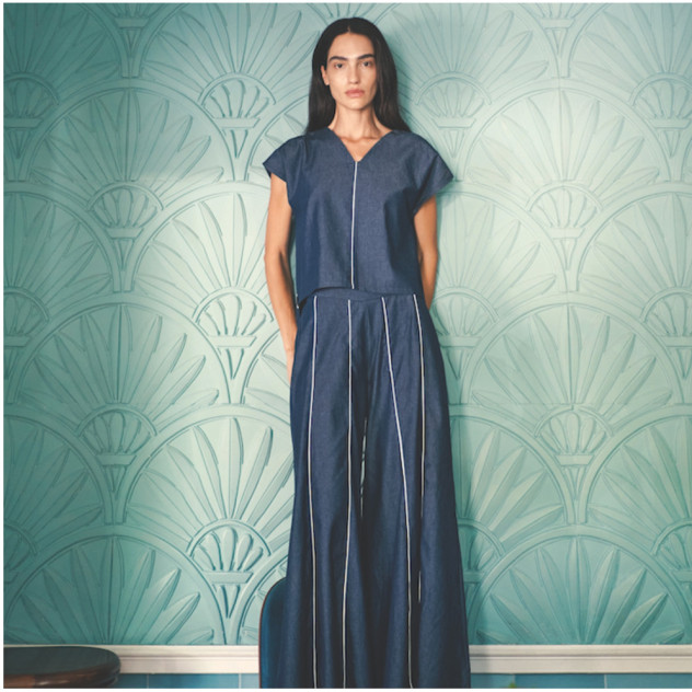 Το brand που προσεγγίζει τη μόδα με βιώσιμο τρόπο, δημιουργώντας κομμάτια που αποπνέουν αυτοπεποίθηση σε κάθε τους κίνηση