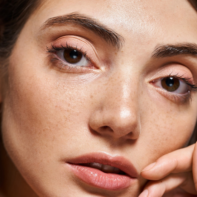 Έχετε καστανά μάτια; Πώς μπορείτε να ανακαλύψετε τη κατάλληλη απόχρωση στη μάσκαρά σας με τέσσερις μόλις ερωτήσεις