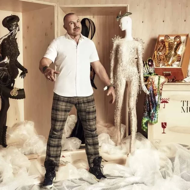 Thierry Mugler: Ο σπουδαίος Γάλλος σχεδιαστής έφυγε από τη ζωή και βύθισε στο πένθος τον χώρο της μόδας 