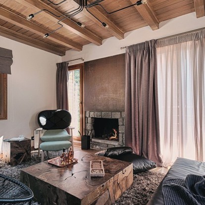 Ο υποδειγματικός ανασχεδιασμός ενός βραβευμένου chalet στον Παρνασσό