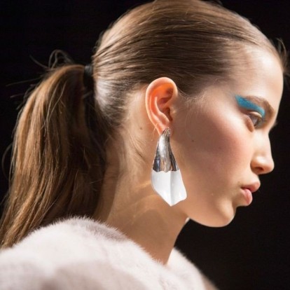 20 πανεύκολα χτενίσματα για να εντυπωσιάσετε την παραμονή Πρωτοχρονιάς