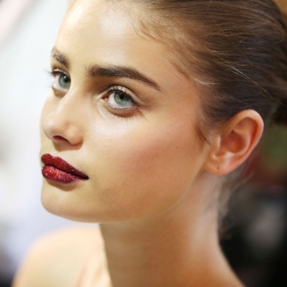 Glam trend: Αποχαιρετήστε το 2018 με σέξι glitter φιλιά