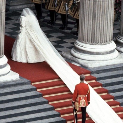 Η νέα σειρά της σχεδιάστριας του νυφικού της Princess Diana