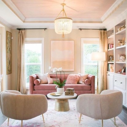 Η κυριαρχία της pink διακόσμησης μας μεταφέρει στη δεκαετία του '90 