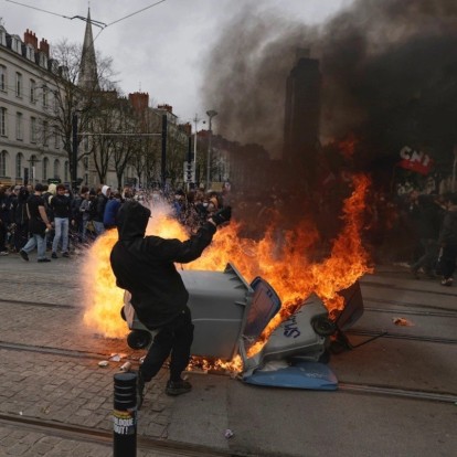 H Γαλλία φλέγεται: Αποκλείστηκε η είσοδος στο Λούβρο - Ξεχειλίζει η οργή των Γάλλων