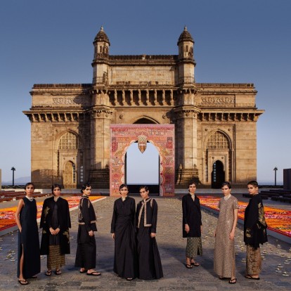 Ο Dior μετέτρεψε την εμβληματική πύλη της Ινδίας στη Βομβάη σ' ένα φαντασμαγορικό σκηνικό