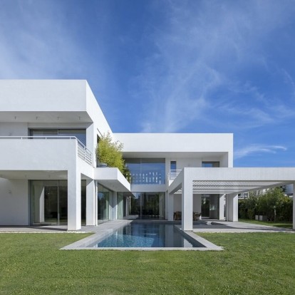 Μια διώροφη κατοικία στην Κηφισιά γίνεται πρότυπο σύγχρονης αρχιτεκτονικής 