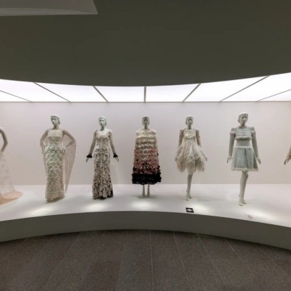Karl Lagerfeld MET Exhibition: Περιηγούμαστε στην πολλά υποσχόμενη έκθεση 