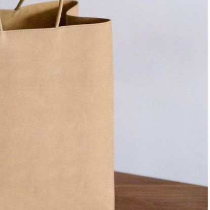 Η νέα it bag της Bottega Veneta κοστίζει 1,9 χιλιάδες δολ. και όχι δεν είναι από χαρτί 