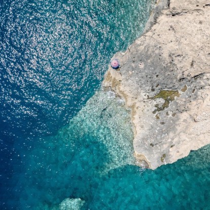 Longing for summer: Oι ερημικές παραλίες στα ελληνικά νησιά για ένα παντοτινό καλοκαίρι 