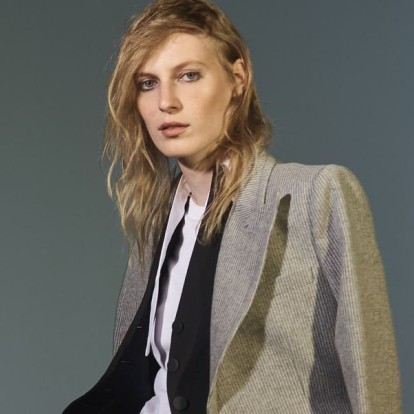 Julia Nobis: Μας μεταφέρει στο backstage του εξωφύλλου στο οποίο πρωταγωνιστεί 