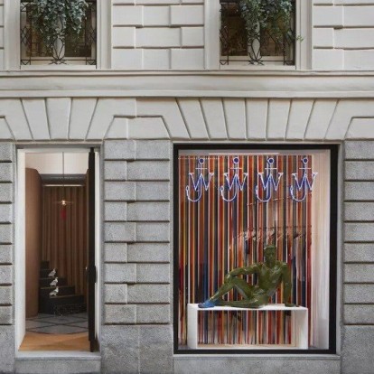 H νέα JW Anderson boutique στο Μιλάνο είναι μια ωδή στους σχεδιαστικούς κώδικες της πόλης