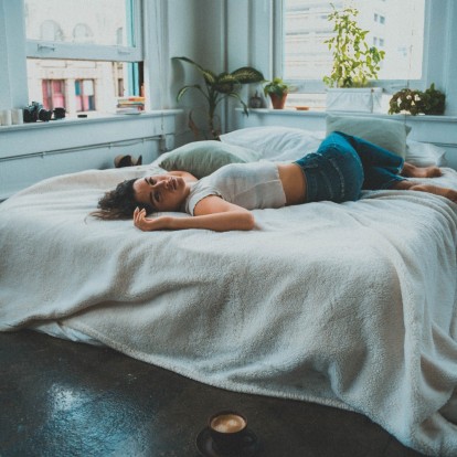 Δυσκολεύεστε να κοιμηθείτε ενώ είστε κουρασμένοι; 5 άγνωστοι λόγοι που σας οδηγούν στην αϋπνία  