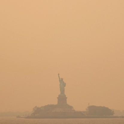 Απόκοσμο σκηνικό: Η Νέα Υόρκη «πνίγεται» από τους καπνούς κι έχει σημάνει παγκόσμιος συναγερμός