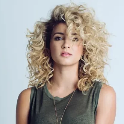 Tori Kelly: Μοιράζεται τα επόμενα καλλιτεχνικά της σχέδια και την αδυναμία της στη Y2K φιλοσοφία 