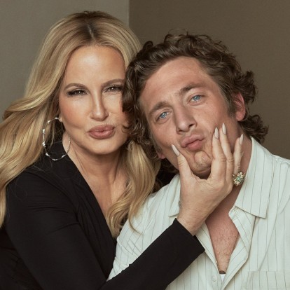 Jennifer Coolidge & Jeremy Allen White: Τους απολαμβάνουμε σε μια tet-a-tet συζήτηση 