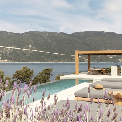 Villa Apollon: Μια ονειρική κατοικία βυθισμένη στη γη﻿ με φόντο τα γαλάζια νερά του Ιονίου 