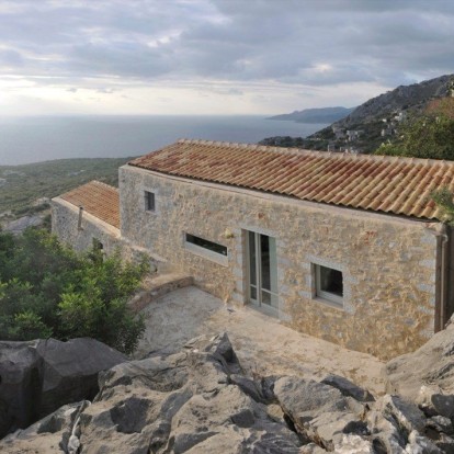 Μυηθείτε στο κινηματογραφικό σκηνικό ενός πετρόκτιστου πύργου στη Μάνη 