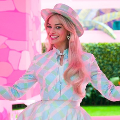 Η Margot Robbie μάς ξεναγεί στο υπερπολυτελές "The Barbie Dreamhouse" 