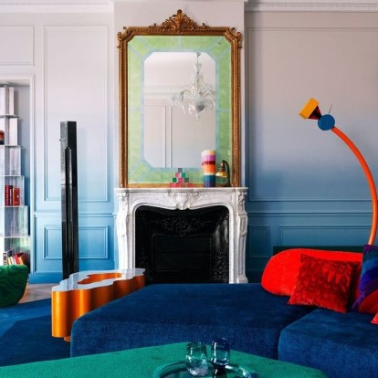 Σε ένα παριζιάνικο διαμέρισμα η κλασική Haussmannian αρχιτεκτονική κάνει εκκεντρικά παιχνίδια με τα χρώματα 