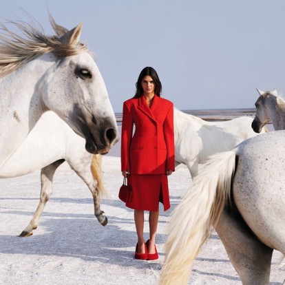 Kendall Jenner: Το πρόσωπο της νέας καμπάνιας της Stella McCartney ποζάρει μαζί με άλογα
