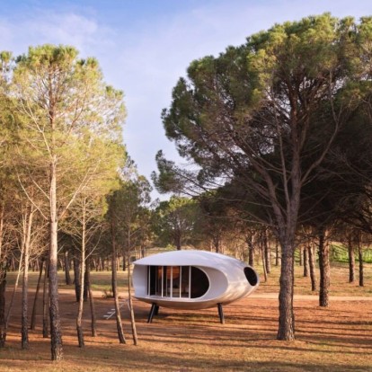 Σε έναν ισπανικό αμπελώνα, η φουτουριστική κατοικία του Έλληνα αρχιτέκτονα Nikolaou Xasterou εντυπωσιάζει 