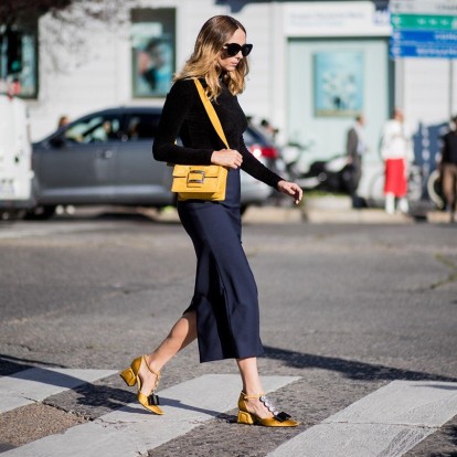 Colorful bags: δίνουν ζωή στα σκουρόχρωμα σύνολά σας