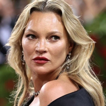 Μια αναδρομή στα πιο αξέχαστα catwalks της Kate Moss