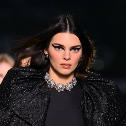 Αυτά είναι τα πιο iconic catwalks της Kendall Jenner