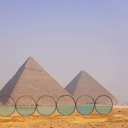 Forever is Now: Πώς το installation του Κώστα Bαρώτσου κάνει τις πυραμίδες της Γκίζας να φαίνονται πλωτές;