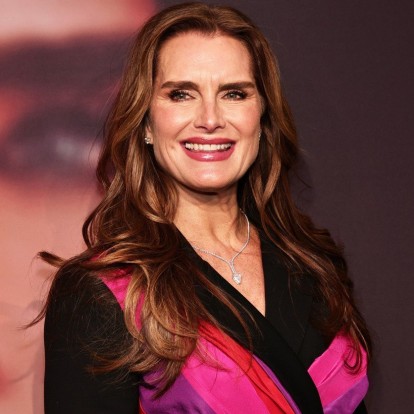 Brooke Shields: Η ηθοποιός αποκαλύπτει ό,τι έχει μέσα στην beauty bag της