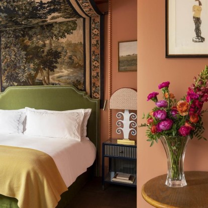 Το ξενοδοχείο Le Grand Mazarin άνοιξε τις πόρτες του στο Παρίσι και θυμίζει σκηνικό του Wes Anderson 