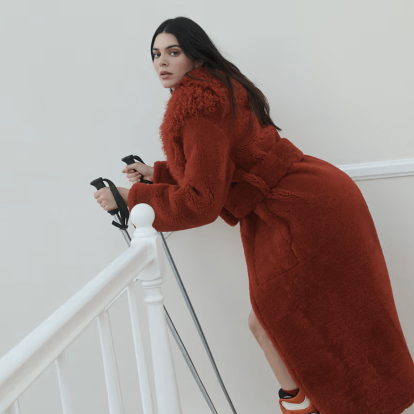 Η Kendall Jenner πρωταγωνιστεί στο νέο festive campaign του Jacquemus