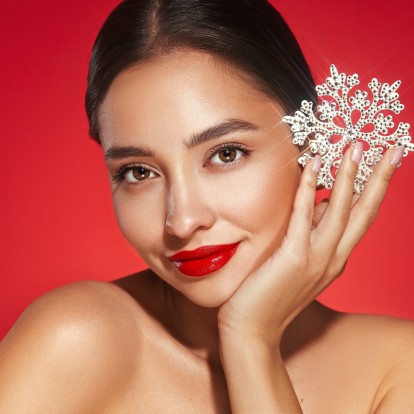 Xmas Beauty: Tα πιο glam προϊόντα ομορφιάς που θα αναβαθμίσουν κάθε γιορτινή σας εμφάνιση 