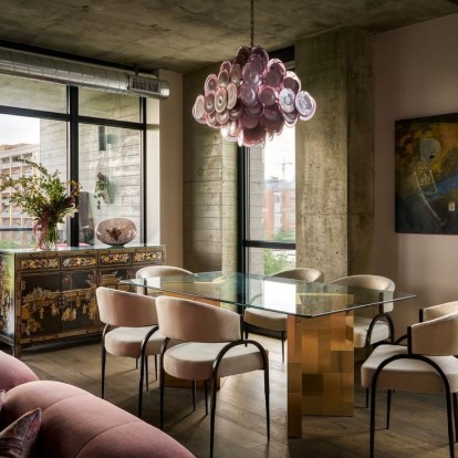 Πώς οι bold τόνοι έχουν δημιουργήσει ένα ultra modern σκηνικό σε μια κατοικία στο Chicago