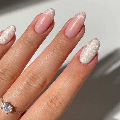 Τα pearl winter nails είναι το πιο όμορφο χριστουγεννιάτικο manicure
