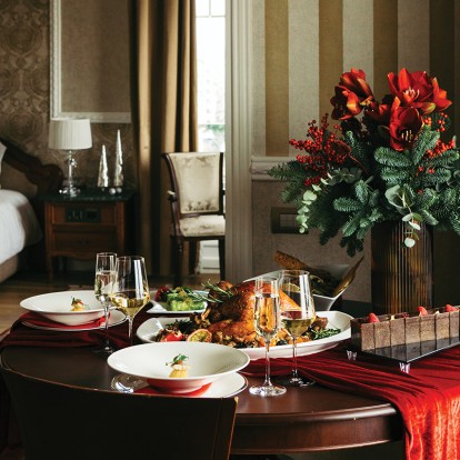 Ένα γιορτινό γαστρονομικό «ταξίδι» σάς περιμένει στο ξενοδοχείο με την ωραιότερη θέα στη Θεσσαλονίκη
