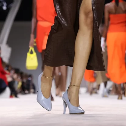 5+1 χρώματα παπουτσιών που θα ηγηθούν των τάσεων το 2024