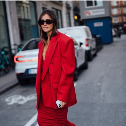 Red blazer: Η ιδανική προσθήκη σε κάθε γιορτινό look