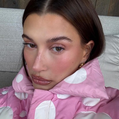 Το νέο makeup hack της Hailey Bieber που σίγουρα δεν θα σας απογοητεύσει 