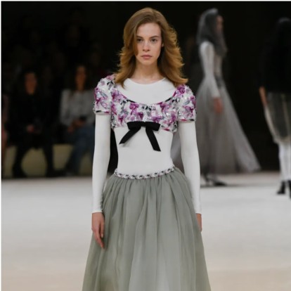 Chanel Couture '24: Η νέα συλλογή είναι εμπνευσμένη από τα "buttons" 