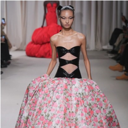 Giambattista Valli Spring '24 Haute Couture: Ο οίκος αναδεικνύει τους bare ώμους και τις μεγάλες φούστες