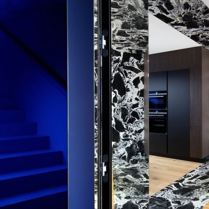 Μια total blue κατοικία στο Δουβλίνο απογειώνει την έννοια του μοντερνισμού